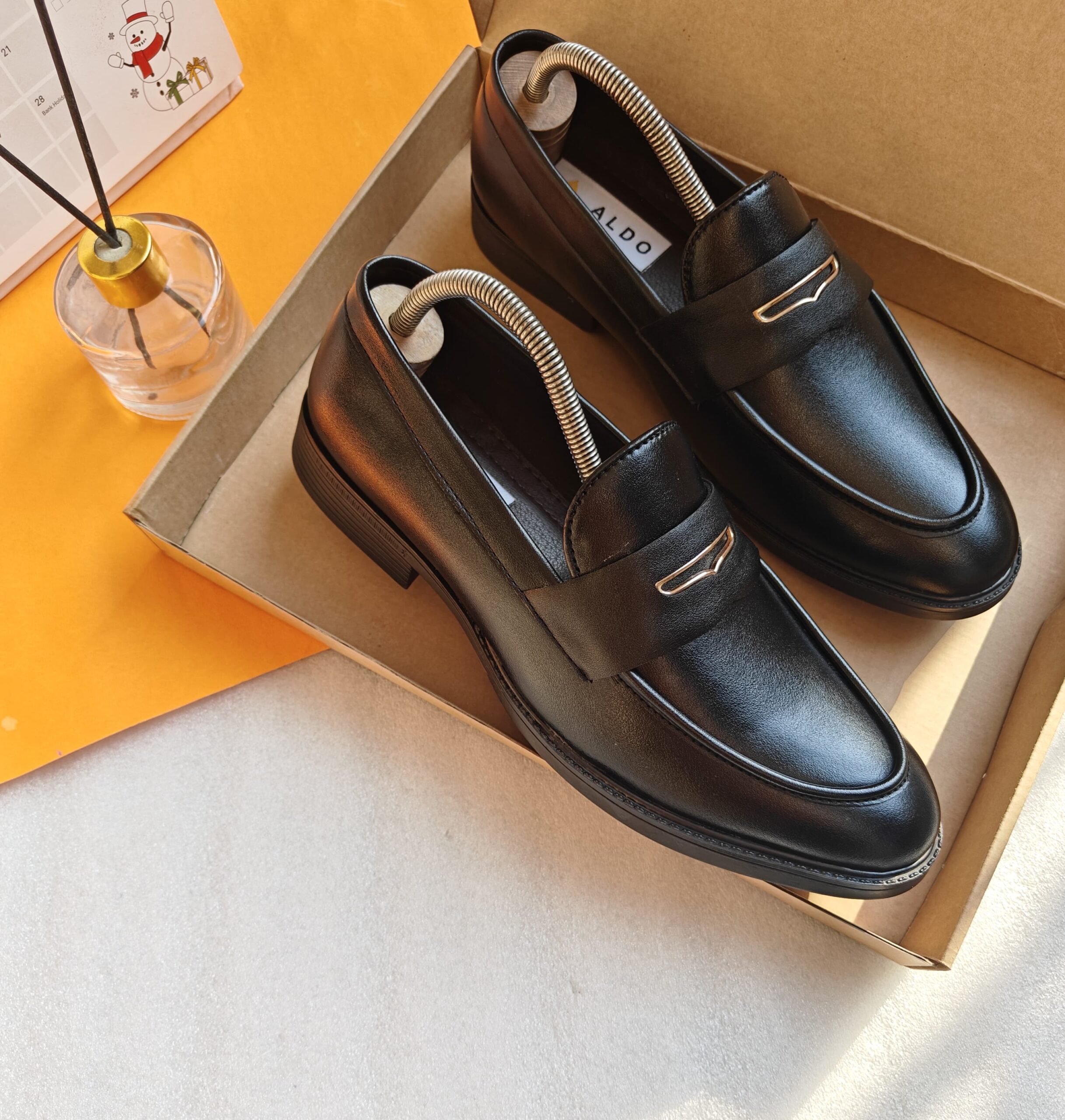 IMPORTED HIGH QUALITY SHOES WITH CREASE PROTECTOR INSIDE HIGH QUALITY AND COMFORT GUARANTEE FOR MENS AND WOMENS ( BA)