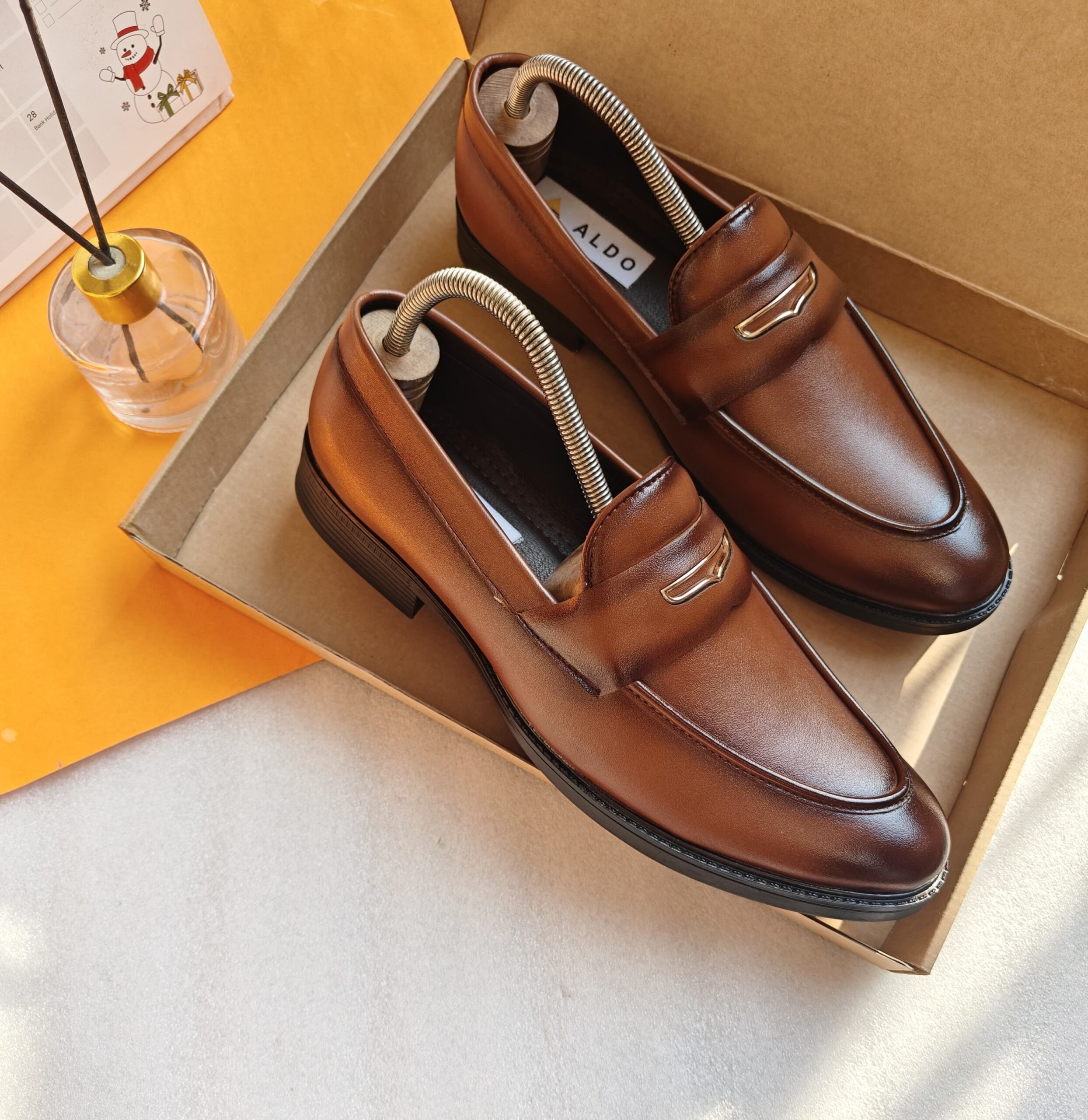 IMPORTED HIGH QUALITY SHOES WITH CREASE PROTECTOR INSIDE HIGH QUALITY AND COMFORT GUARANTEE FOR MENS AND WOMENS ( BA)