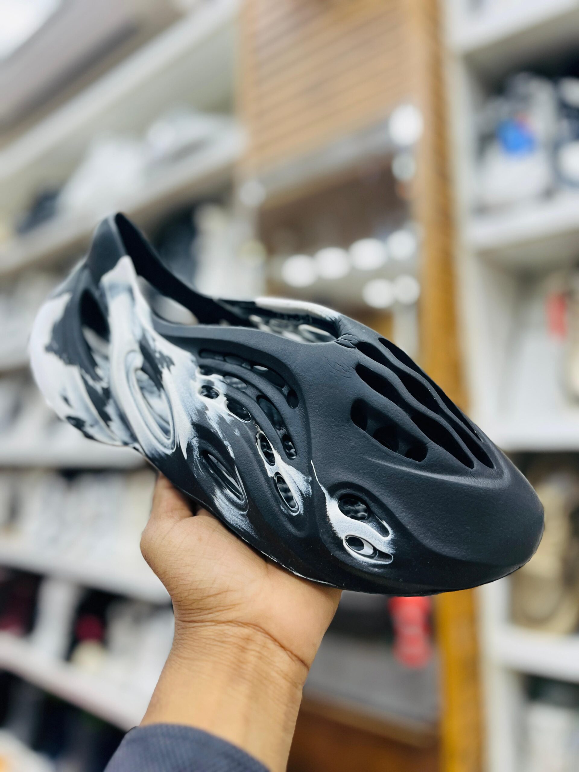 IMPORTED HIGH QUALITY SHOES WITH CREASE PROTECTOR INSIDE HIGH QUALITY AND COMFORT GUARANTEE FOR MENS AND WOMENS ( BA)