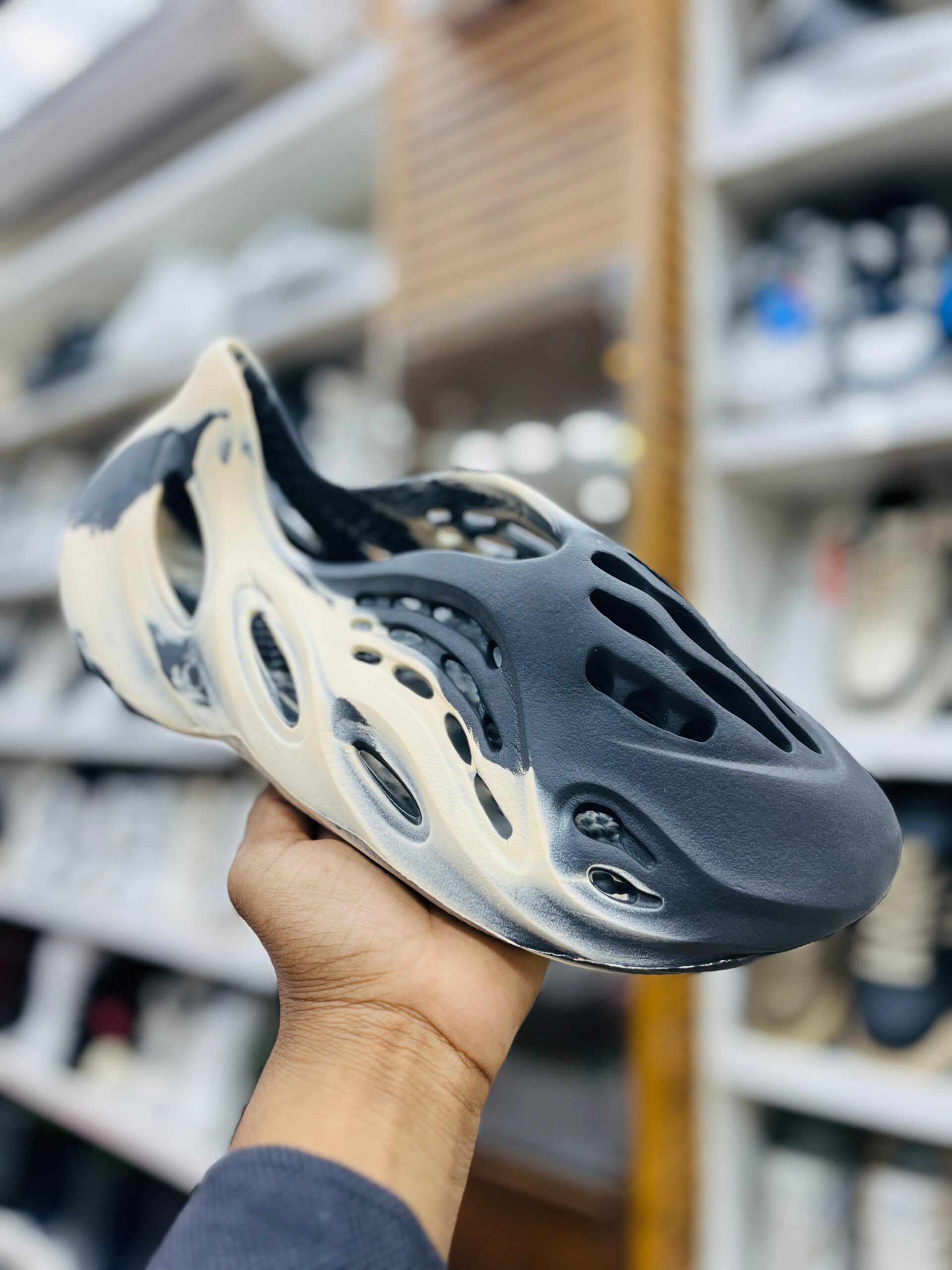 IMPORTED HIGH QUALITY SHOES WITH CREASE PROTECTOR INSIDE HIGH QUALITY AND COMFORT GUARANTEE FOR MENS AND WOMENS ( BA)