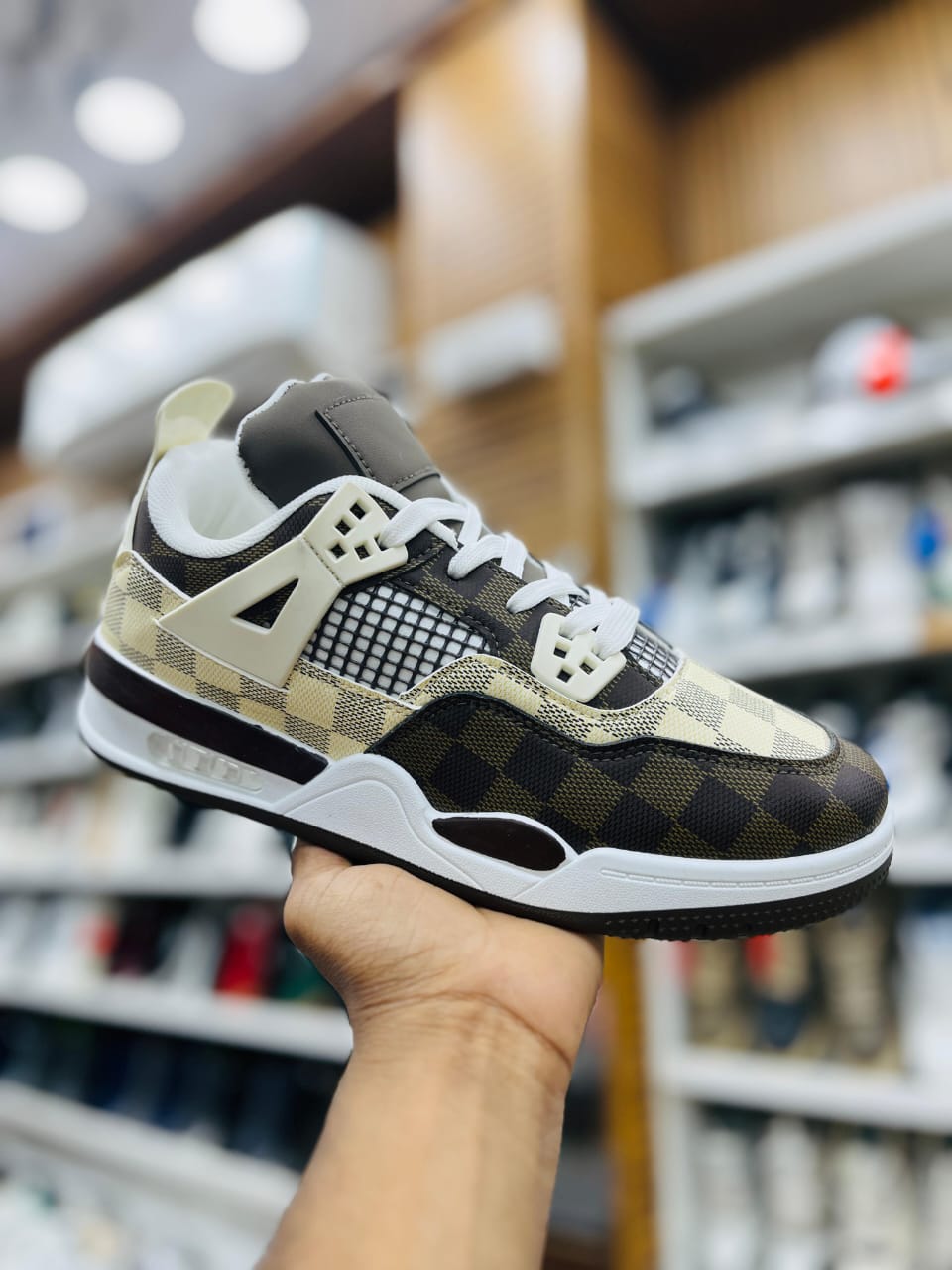 IMPORTED HIGH QUALITY SHOES WITH CREASE PROTECTOR INSIDE HIGH QUALITY AND COMFORT GUARANTEE FOR MENS AND WOMENS ( BA)