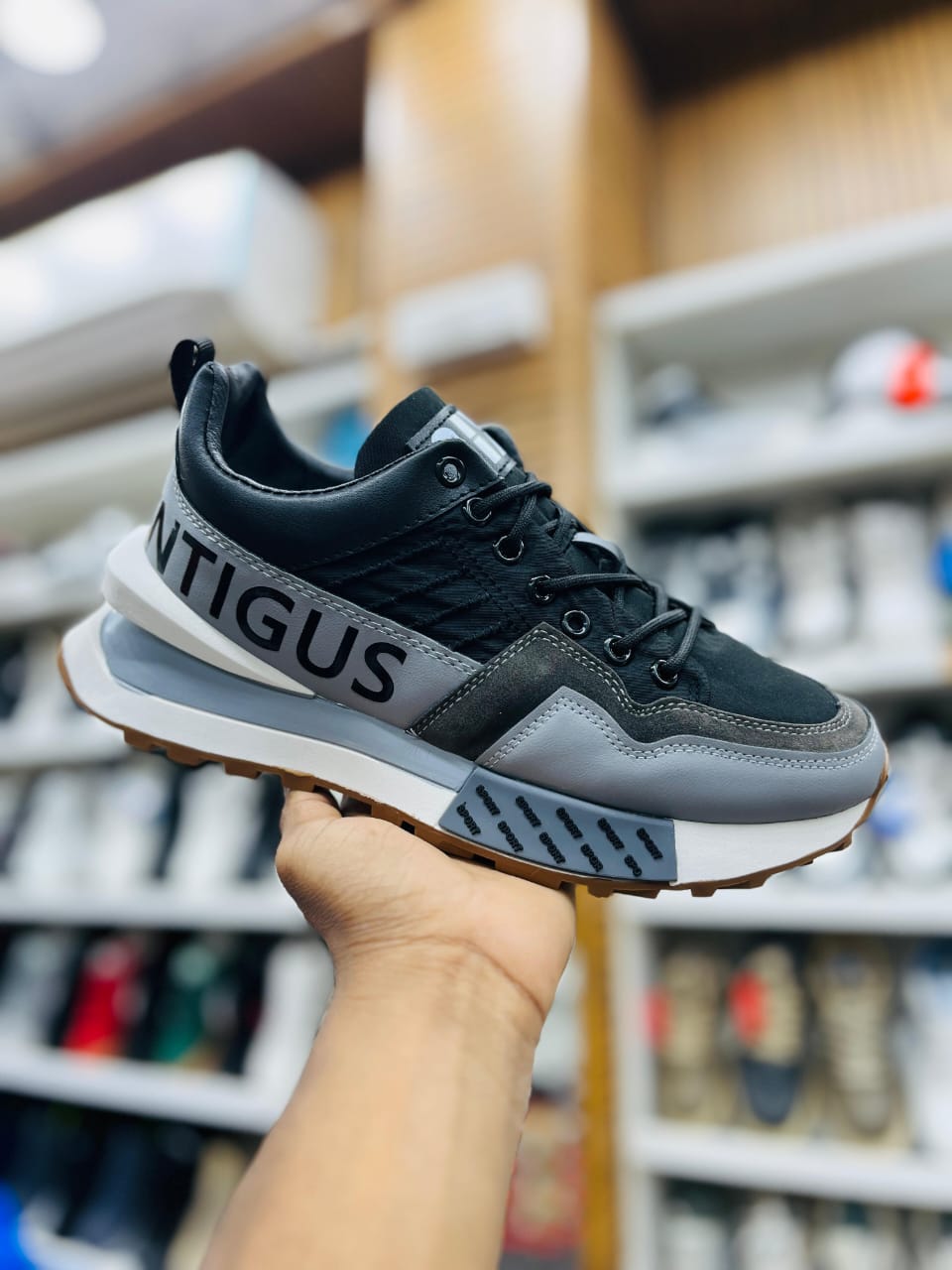 IMPORTED HIGH QUALITY SHOES WITH CREASE PROTECTOR INSIDE HIGH QUALITY AND COMFORT GUARANTEE FOR MENS AND WOMENS ( BA)
