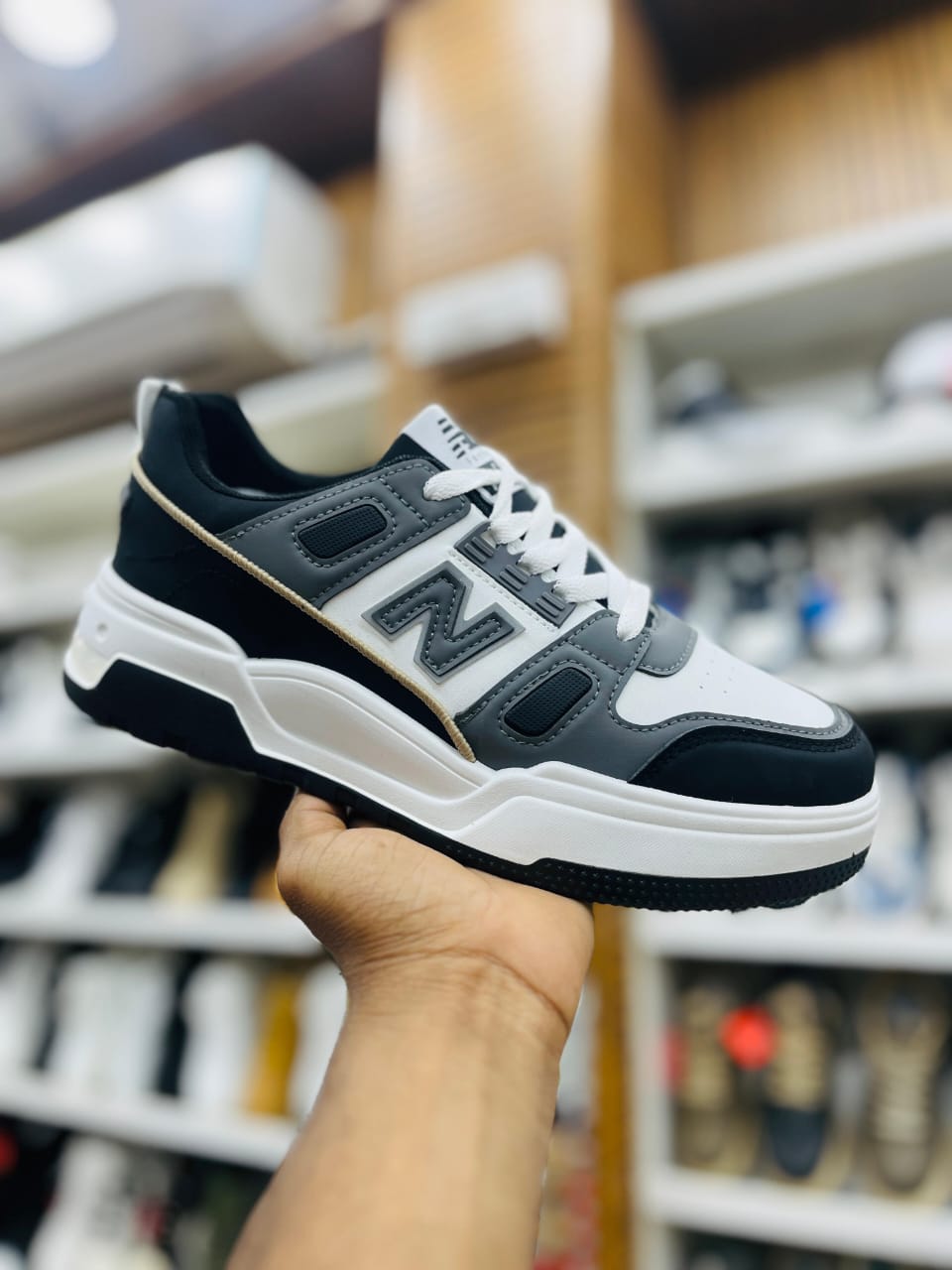 IMPORTED HIGH QUALITY SHOES WITH CREASE PROTECTOR INSIDE HIGH QUALITY AND COMFORT GUARANTEE FOR MENS AND WOMENS ( BA)