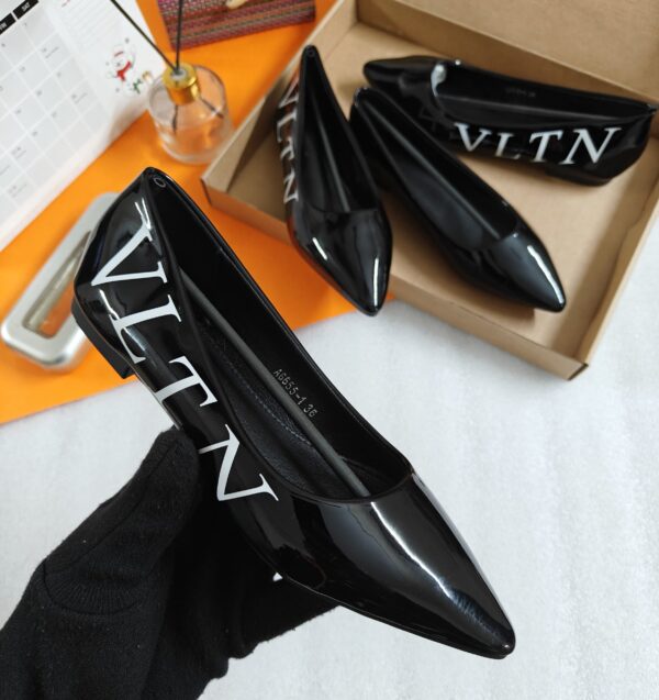 IMPORTED HIGH QUALITY SHOES WITH CREASE PROTECTOR INSIDE HIGH QUALITY AND COMFORT GUARANTEE FOR MENS AND WOMENS ( BA)