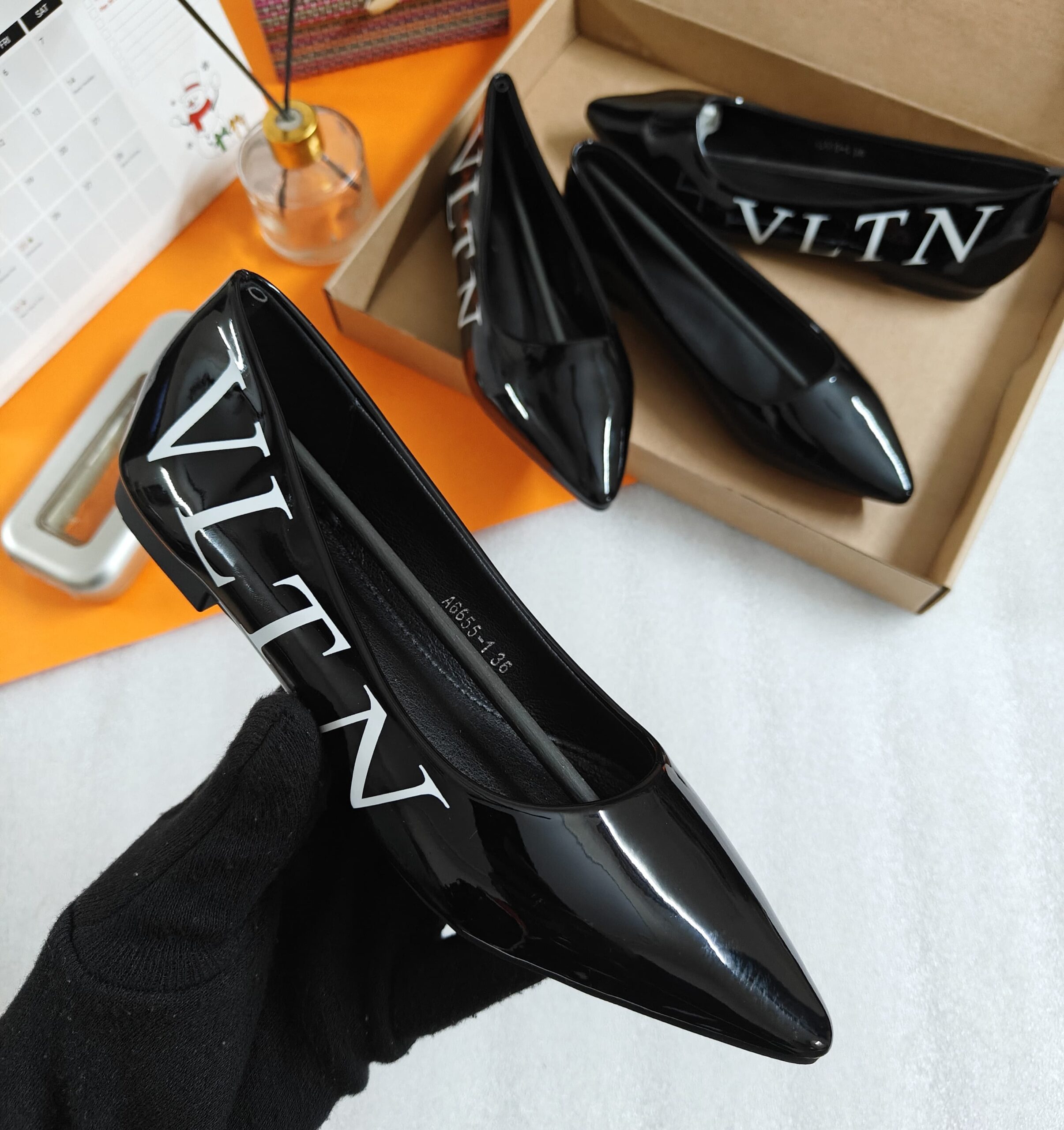 IMPORTED HIGH QUALITY SHOES WITH CREASE PROTECTOR INSIDE HIGH QUALITY AND COMFORT GUARANTEE FOR MENS AND WOMENS ( BA)