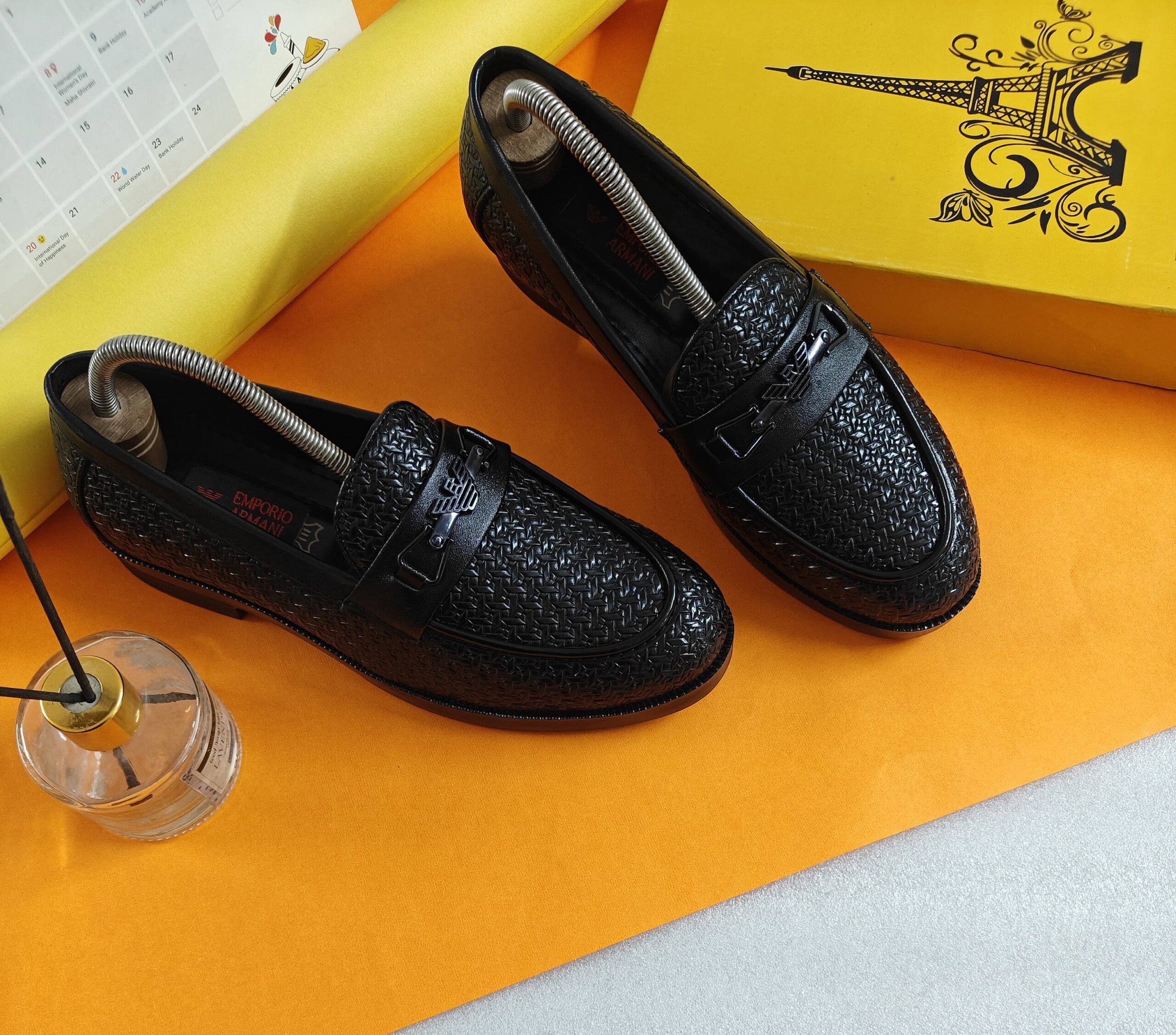 IMPORTED HIGH QUALITY SHOES WITH CREASE PROTECTOR INSIDE HIGH QUALITY AND COMFORT GUARANTEE FOR MENS AND WOMENS ( BA)