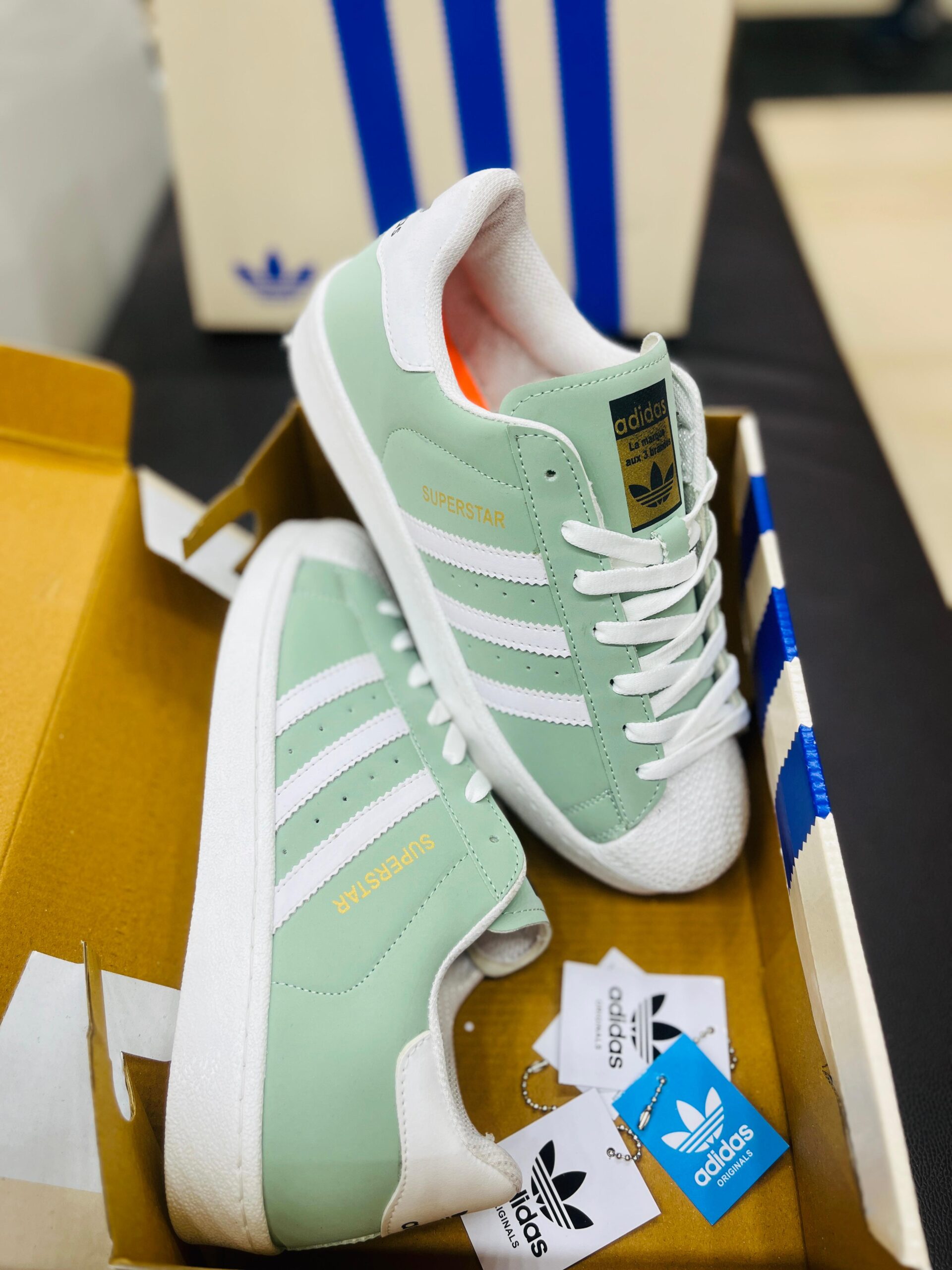 IMPORTED HIGH QUALITY SHOES WITH CREASE PROTECTOR INSIDE HIGH QUALITY AND COMFORT GUARANTEE FOR MENS AND WOMENS ( BA)