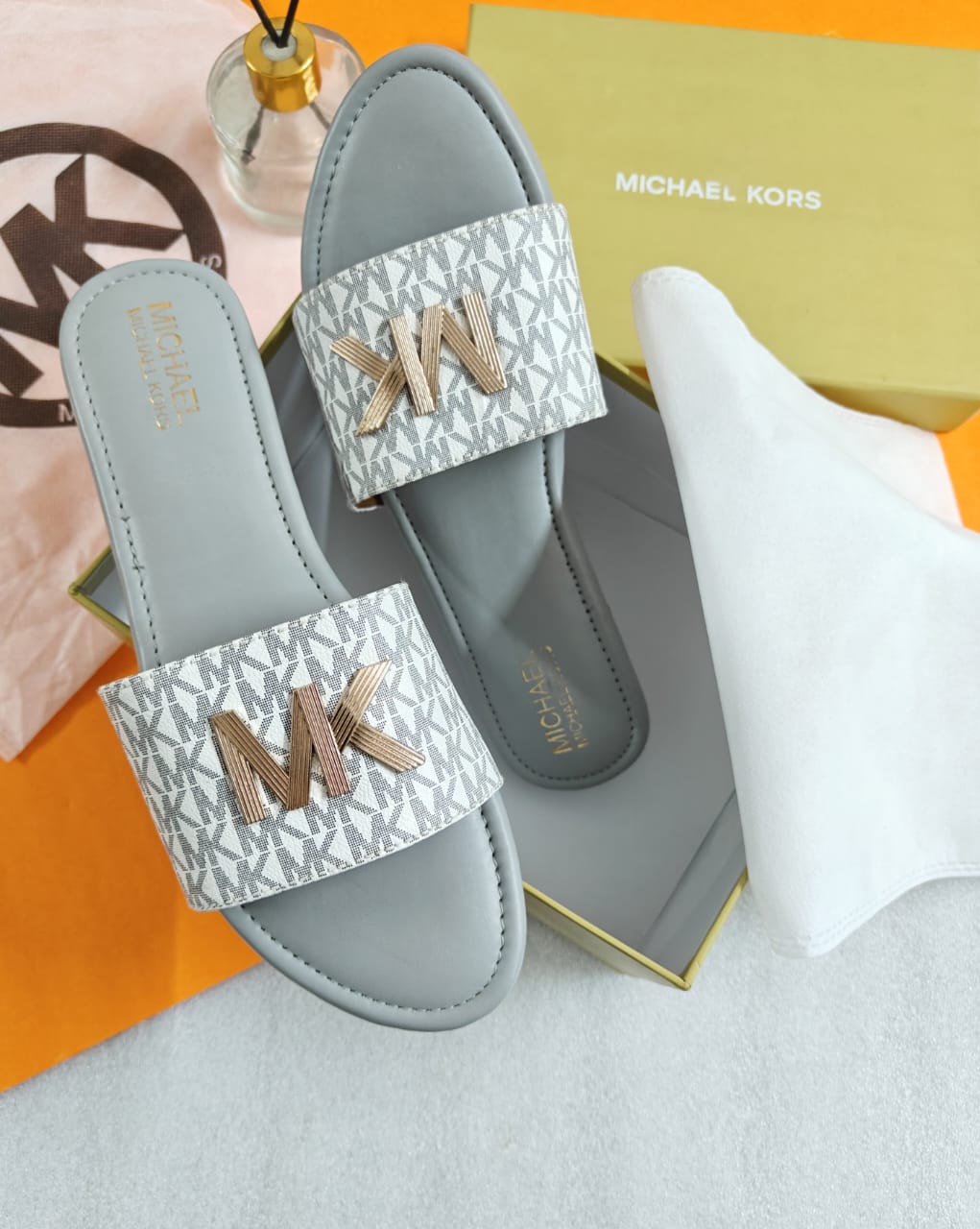 IMPORTED HIGH QUALITY SHOES WITH CREASE PROTECTOR INSIDE HIGH QUALITY AND COMFORT GUARANTEE FOR MENS AND WOMENS ( BA)