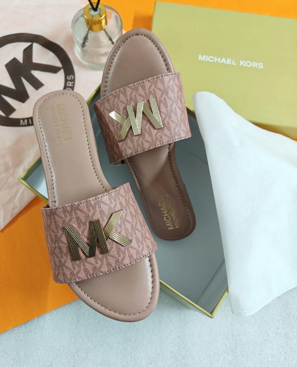 IMPORTED HIGH QUALITY SHOES WITH CREASE PROTECTOR INSIDE HIGH QUALITY AND COMFORT GUARANTEE FOR MENS AND WOMENS ( BA)