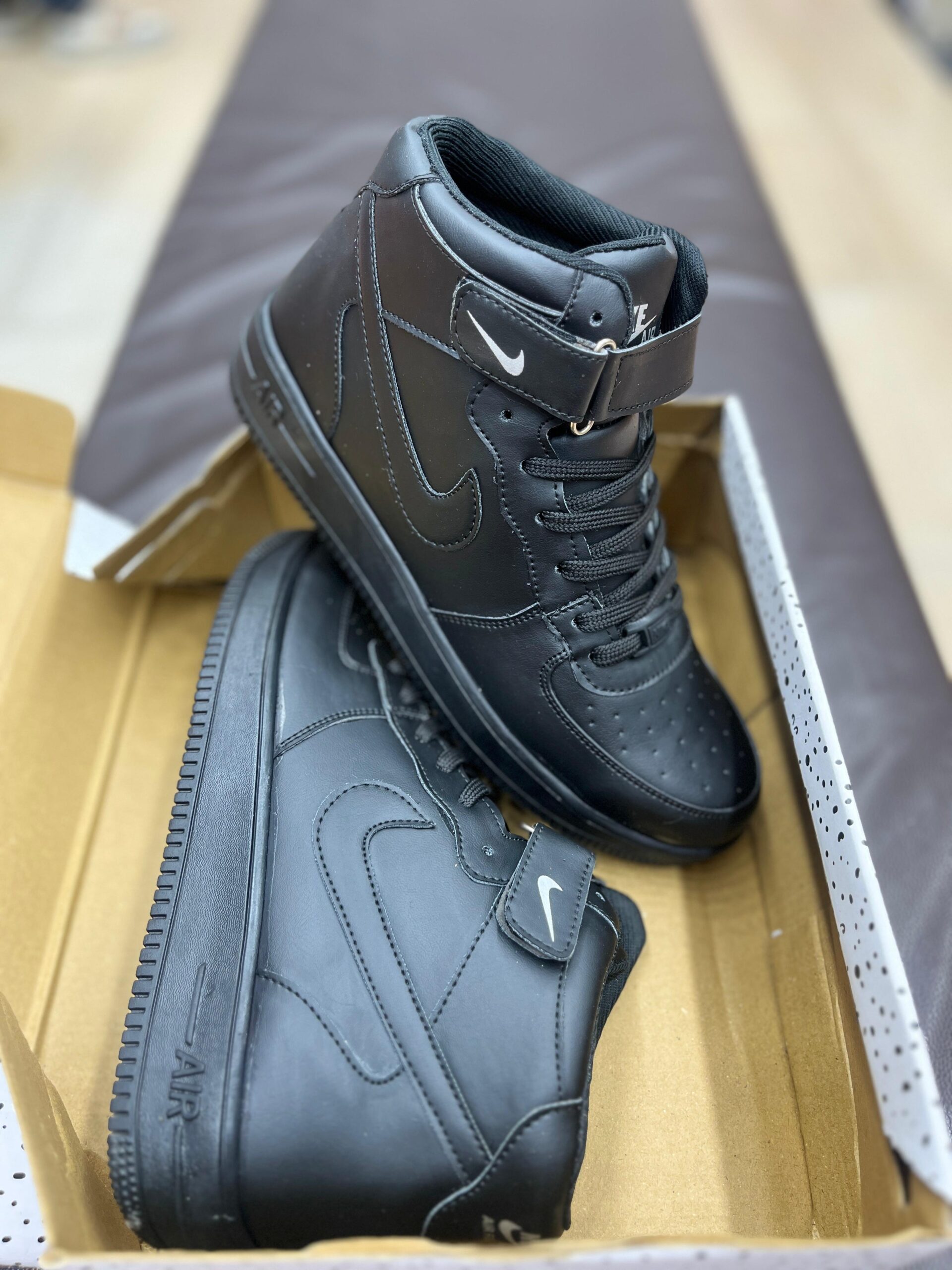 IMPORTED HIGH QUALITY SHOES WITH CREASE PROTECTOR INSIDE HIGH QUALITY AND COMFORT GUARANTEE FOR MENS AND WOMENS ( BA)