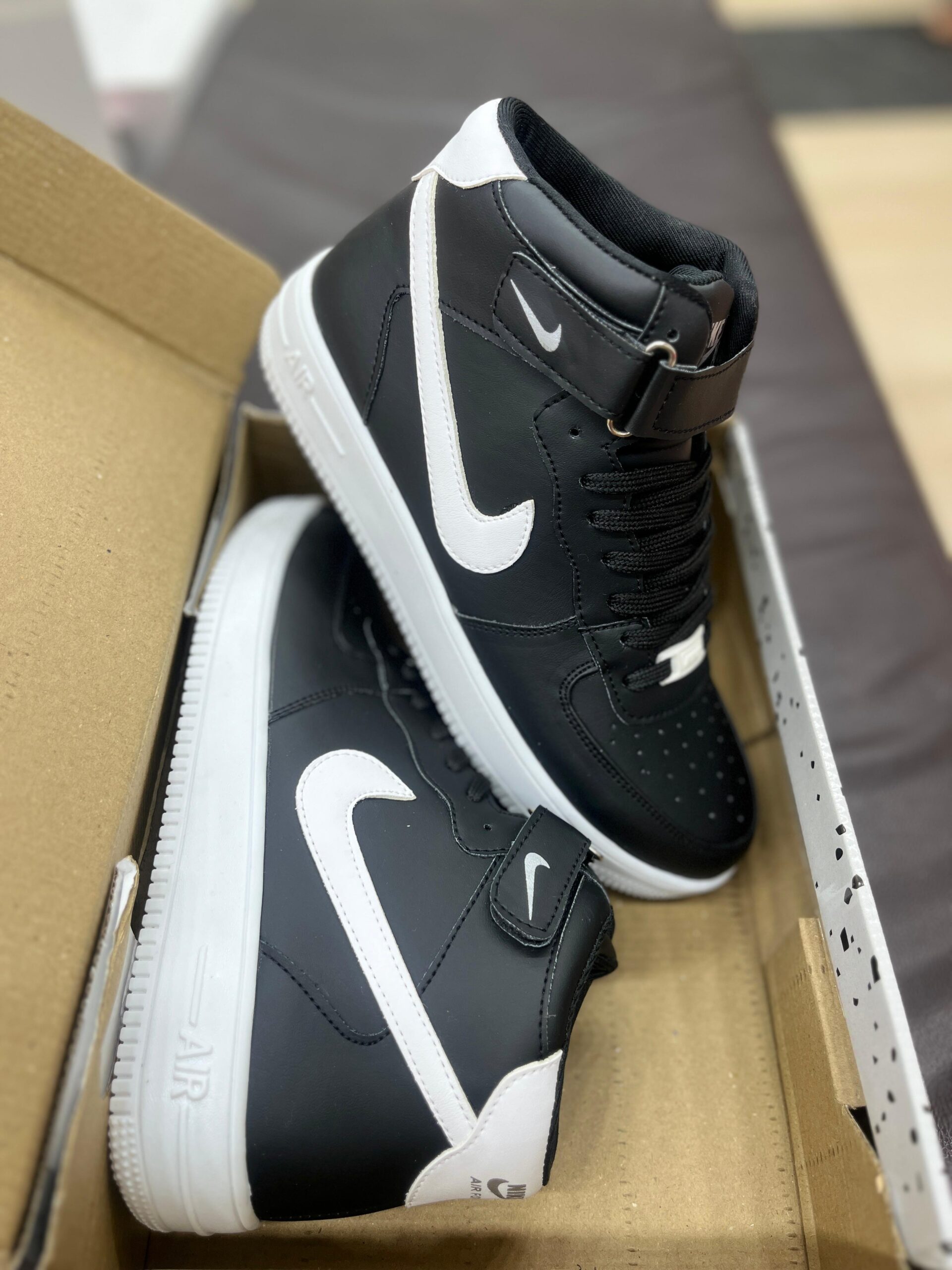 IMPORTED HIGH QUALITY SHOES WITH CREASE PROTECTOR INSIDE HIGH QUALITY AND COMFORT GUARANTEE FOR MENS AND WOMENS ( BA)