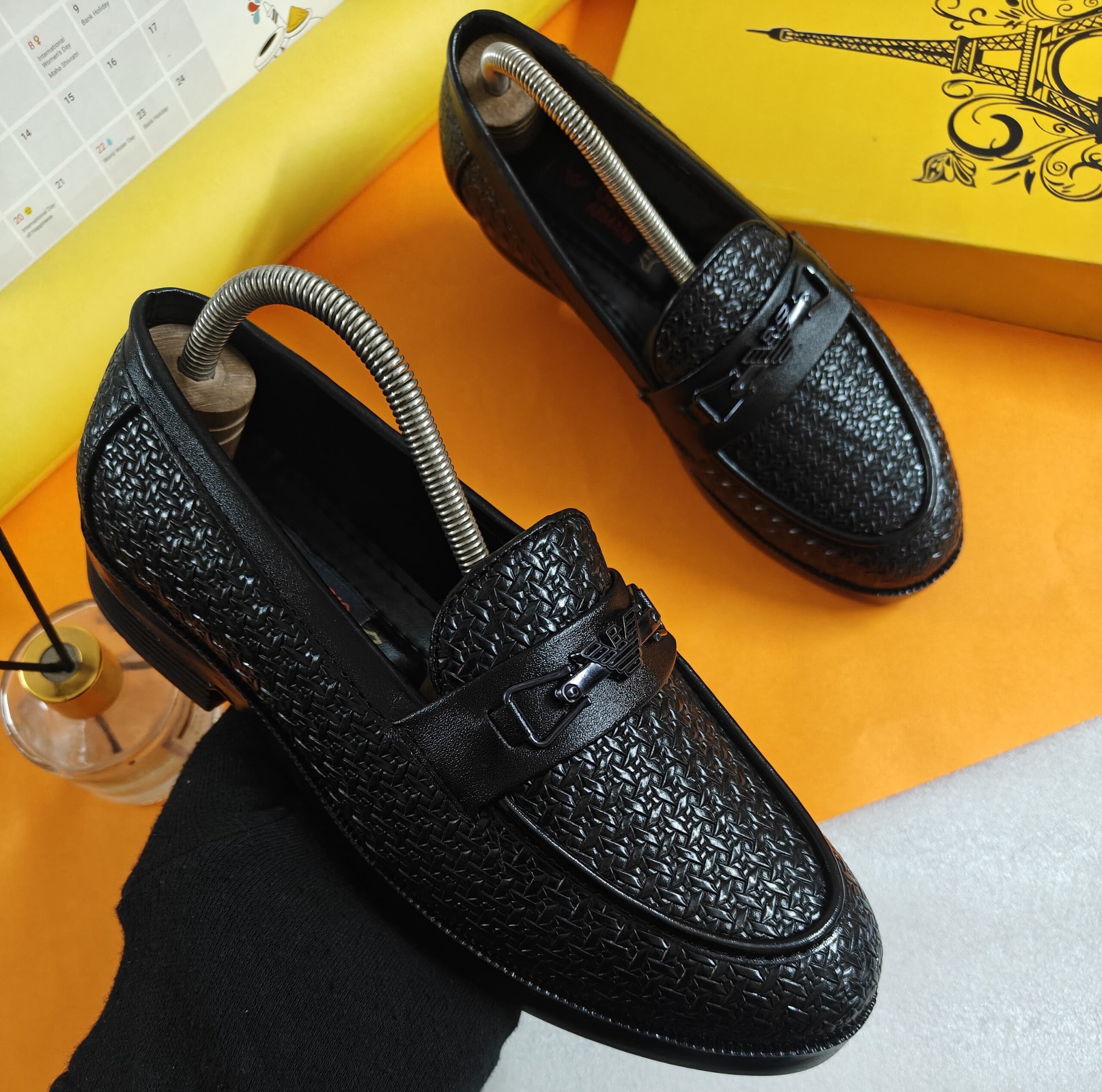 IMPORTED HIGH QUALITY SHOES WITH CREASE PROTECTOR INSIDE HIGH QUALITY AND COMFORT GUARANTEE FOR MENS AND WOMENS ( BA)