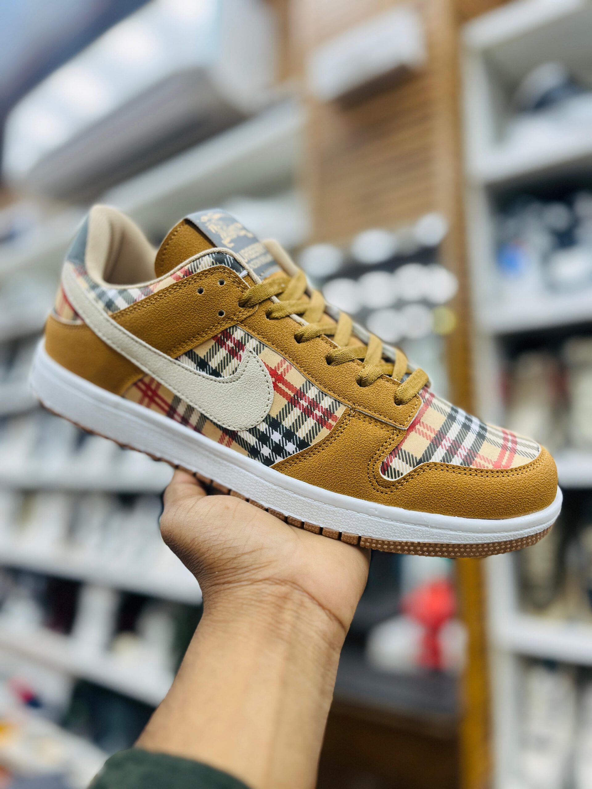 IMPORTED HIGH QUALITY SHOES WITH CREASE PROTECTOR INSIDE HIGH QUALITY AND COMFORT GUARANTEE FOR MENS AND WOMENS ( BA)