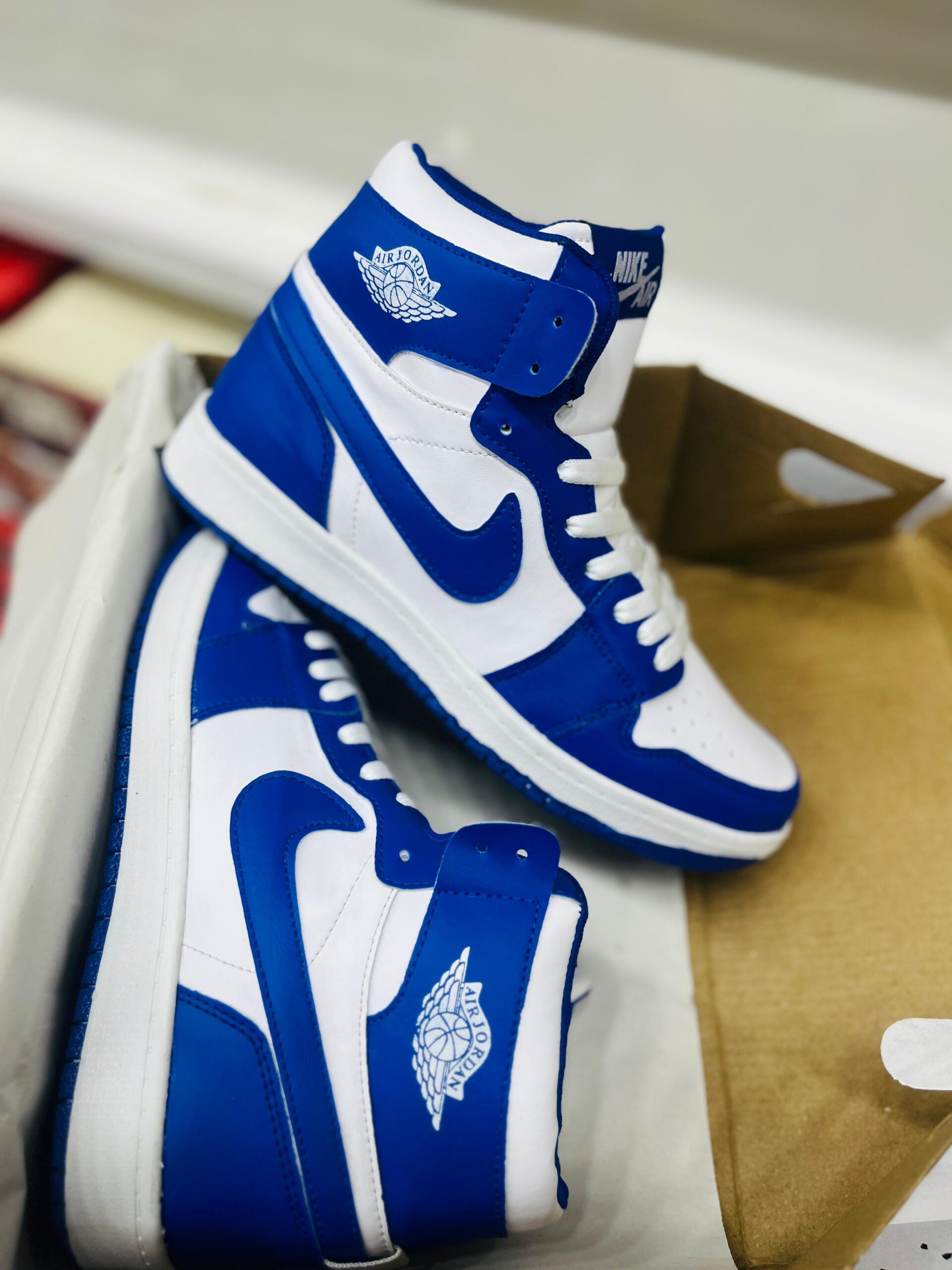 IMPORTED HIGH QUALITY SHOES WITH CREASE PROTECTOR INSIDE HIGH QUALITY AND COMFORT GUARANTEE FOR MENS AND WOMENS ( BA)