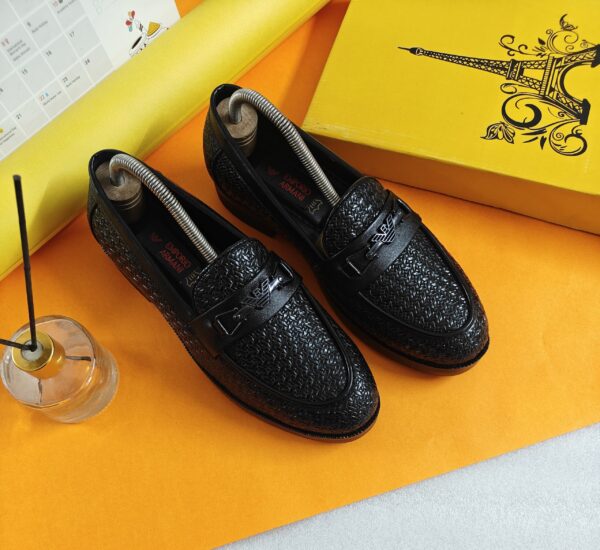 IMPORTED HIGH QUALITY SHOES WITH CREASE PROTECTOR INSIDE HIGH QUALITY AND COMFORT GUARANTEE FOR MENS AND WOMENS ( BA)