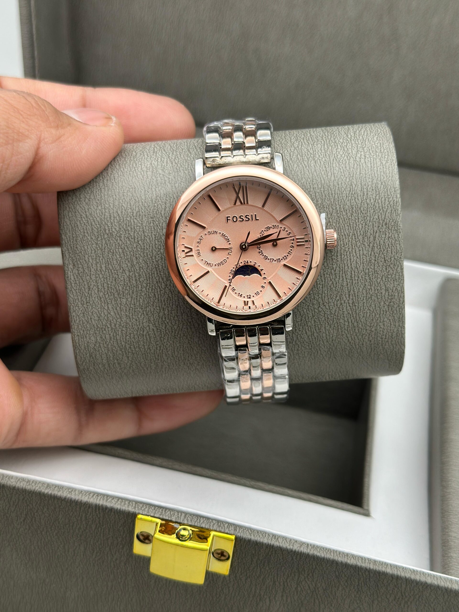 FOSSIL WOMENS PREMIUM WATCH ESPECIALLY CRAFTED FROM EVERYONE ALL TIME USE
