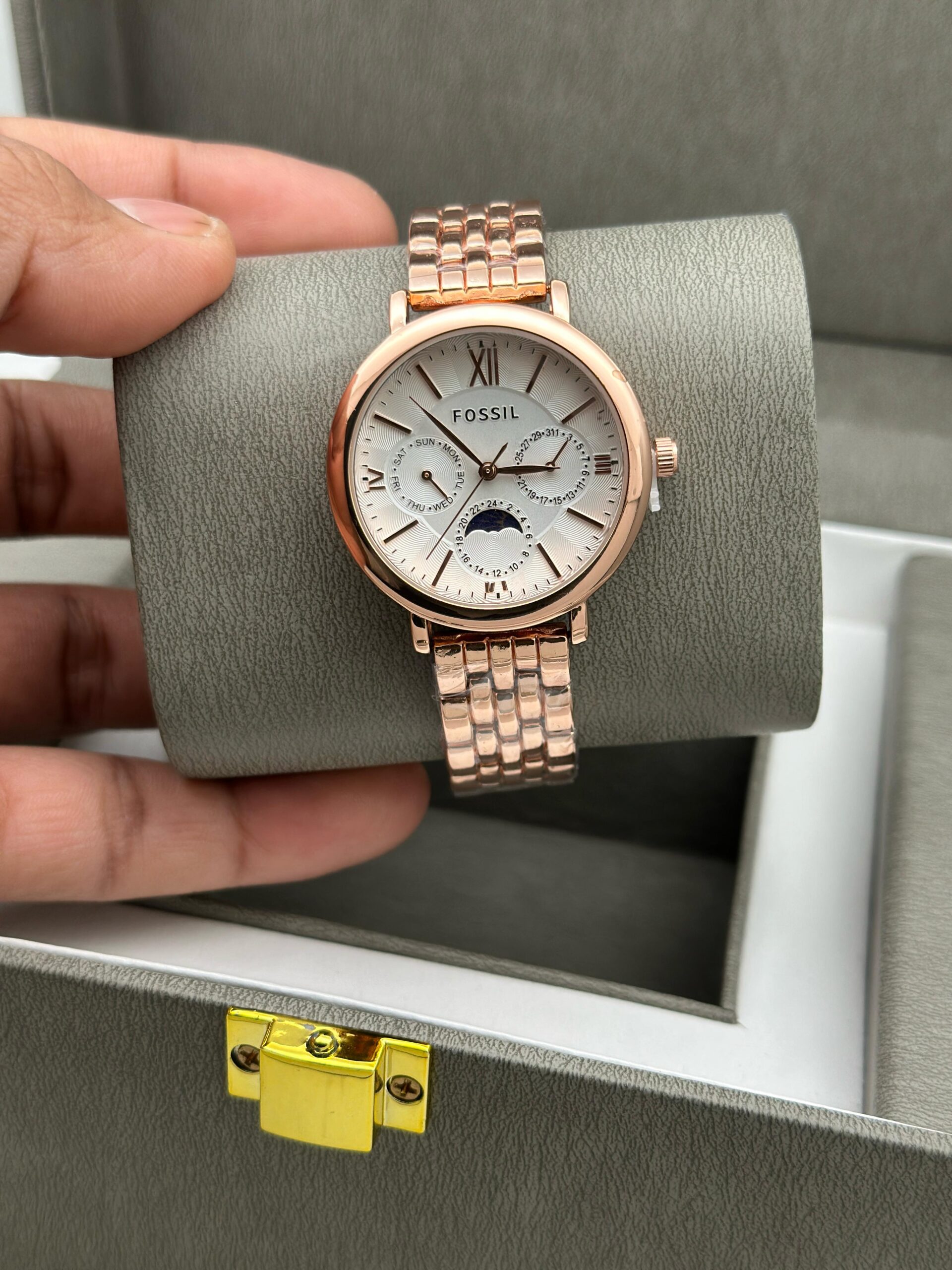 FOSSIL WOMENS PREMIUM WATCH ESPECIALLY CRAFTED FROM EVERYONE ALL TIME USE