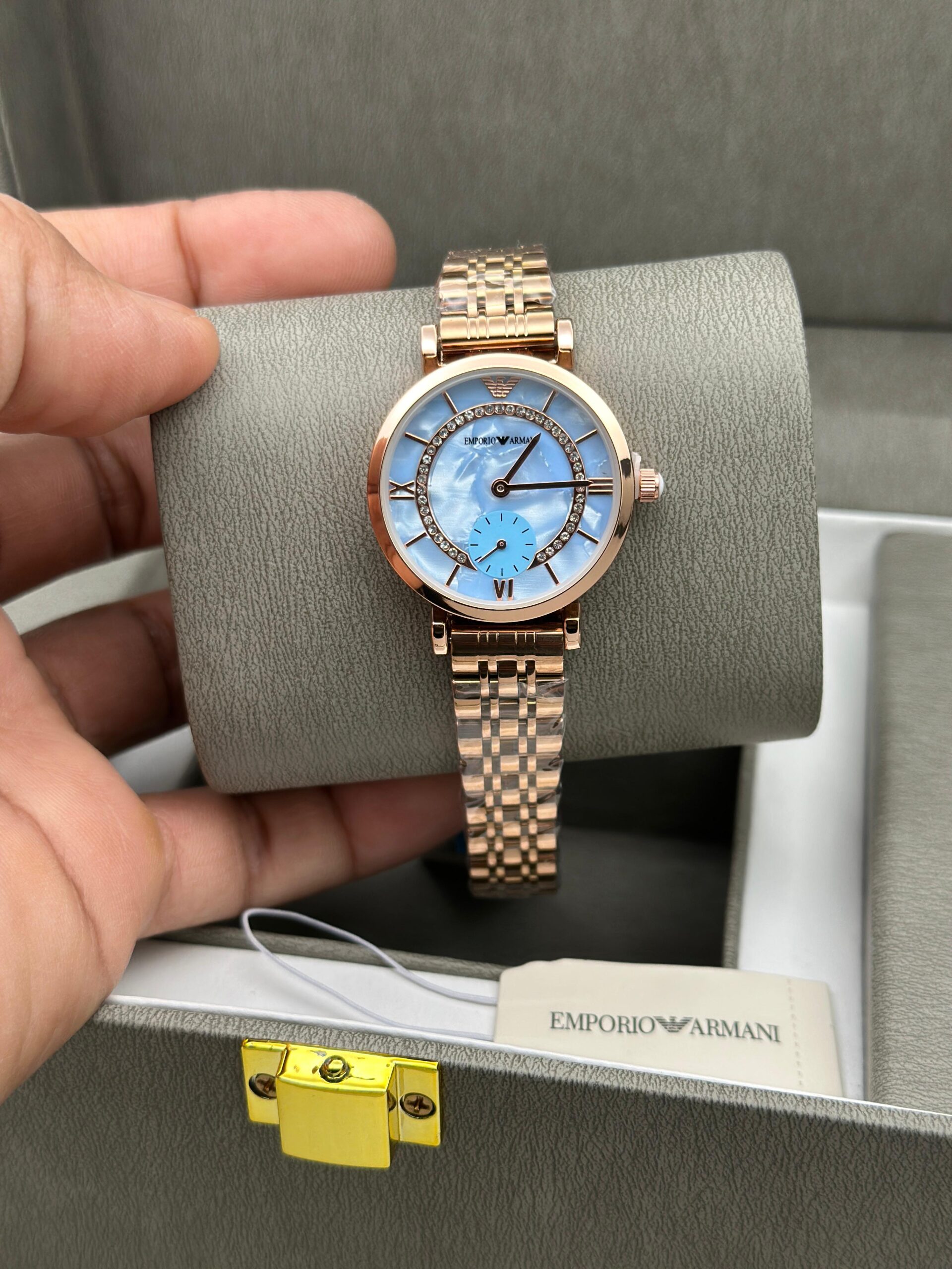 EMPORIO ARMANI WOMENS PREMIUM WEIGHT LESS WATCH FOR ALL TIME USE STAINLESS STEEL
