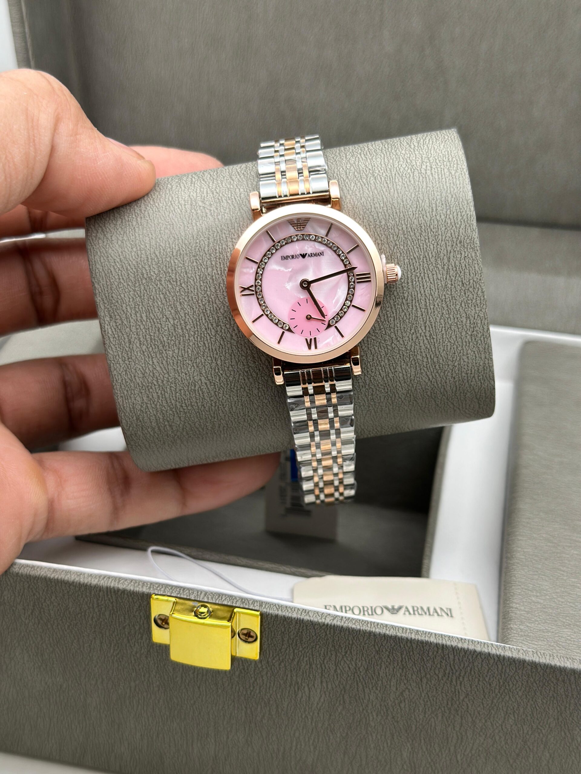 EMPORIO ARMANI WOMENS PREMIUM WEIGHT LESS WATCH FOR ALL TIME USE STAINLESS STEEL