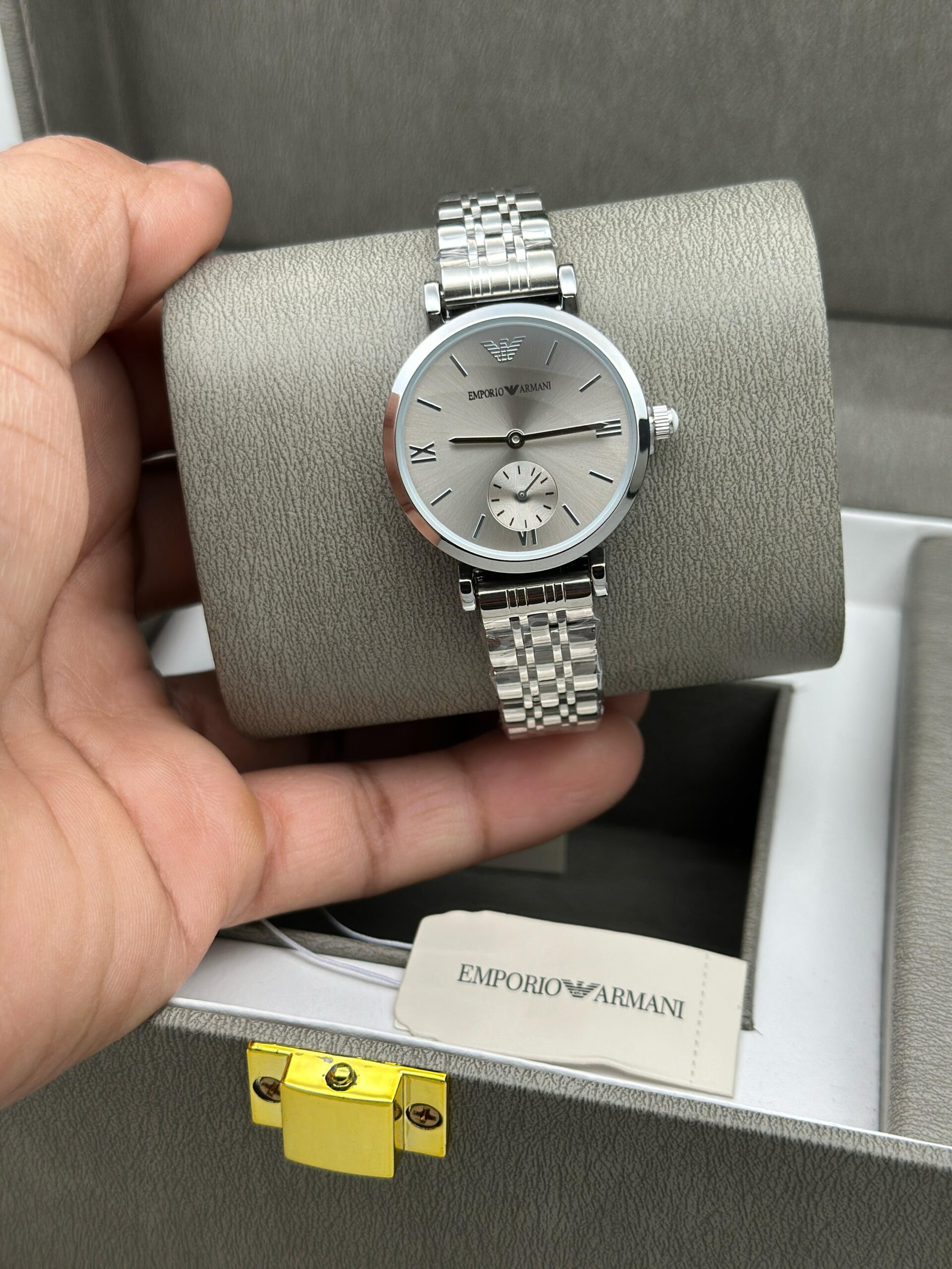 EMPORIO ARMANI WOMENS PREMIUM WEIGHT LESS WATCH FOR ALL TIME USE STAINLESS STEEL