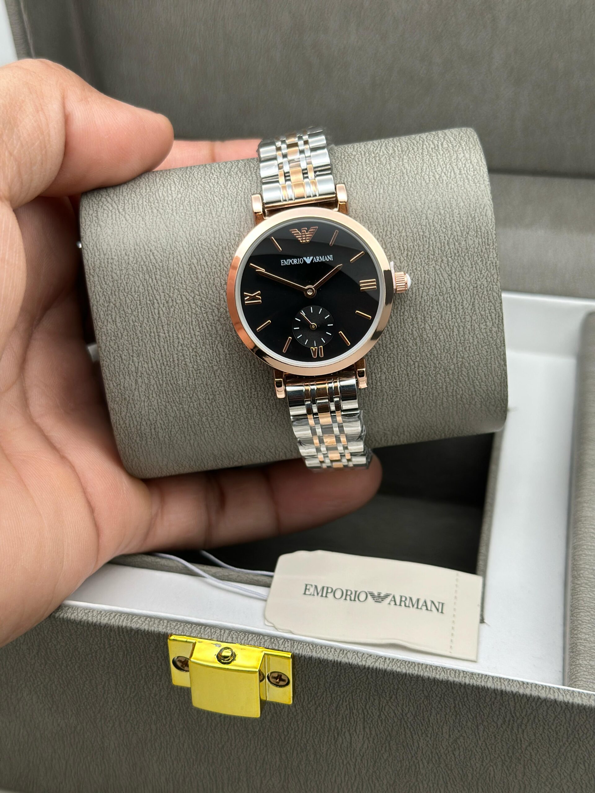 EMPORIO ARMANI WOMENS PREMIUM WEIGHT LESS WATCH FOR ALL TIME USE STAINLESS STEEL