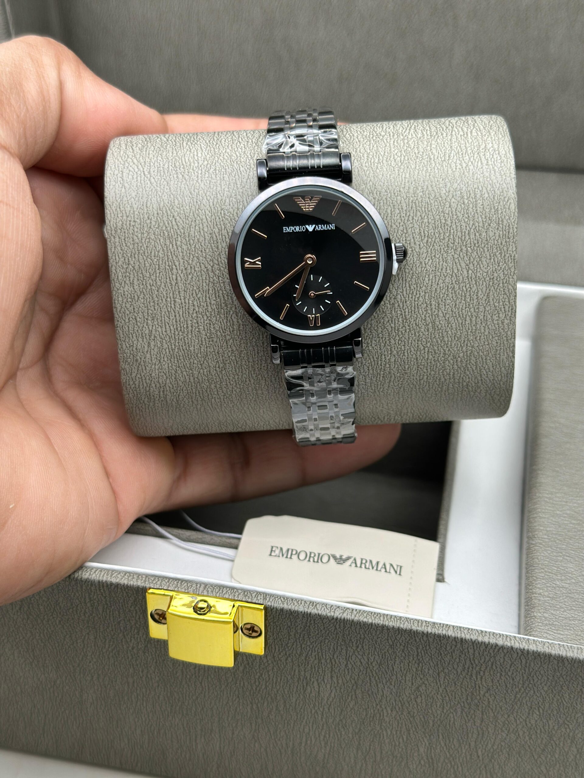 EMPORIO ARMANI WOMENS PREMIUM WEIGHT LESS WATCH FOR ALL TIME USE STAINLESS STEEL