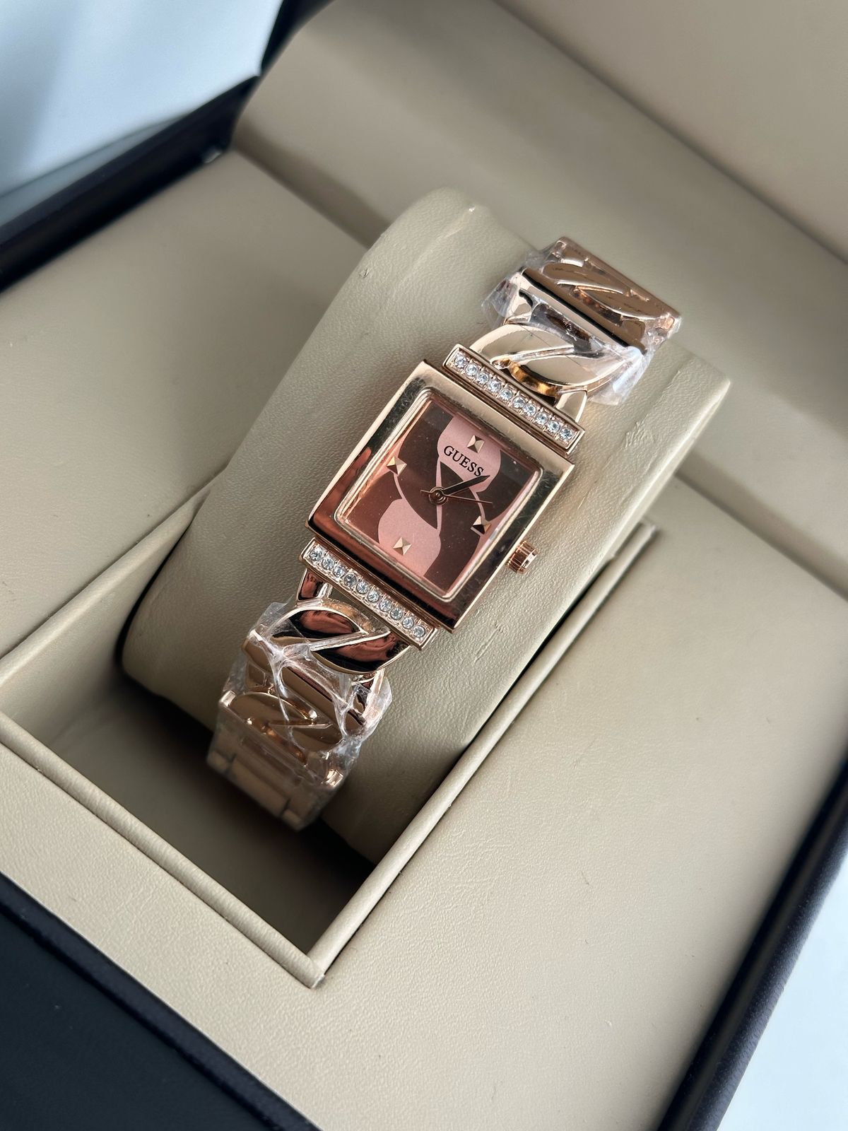 GUESS WOMENS ROYAL LATEST EDITION WOMENS PREMIUM WATCH